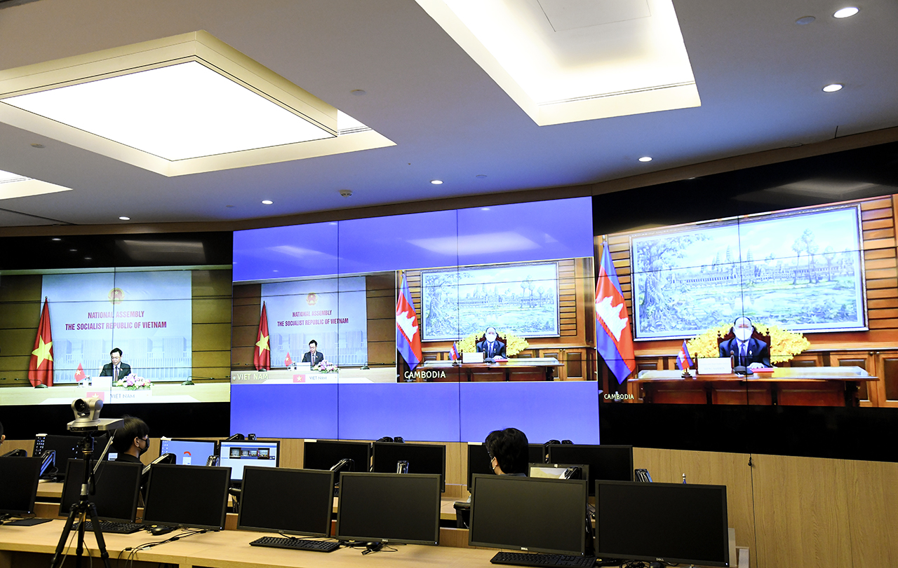 Chủ tịch Quốc hội Vương quốc Campuchia chúc mừng Chủ tịch Quốc hội Vương Đình Huệ